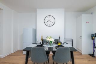 2BR Llangefni Stay and Sleeps 5 with Free Parking - 9