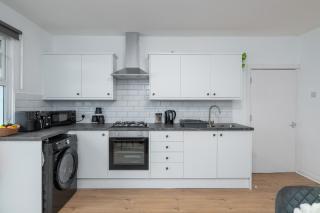 2BR Llangefni Stay and Sleeps 5 with Free Parking - 8