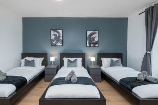 2BR Llangefni Stay and Sleeps 5 with Free Parking - 7