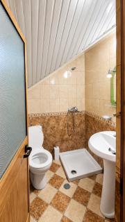 Private Room with Private Bathroom & Balcony in Elegant Villa Gjelaj - 8