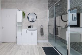 2BR Llangefni Stay and Sleeps 5 with Free Parking - 5