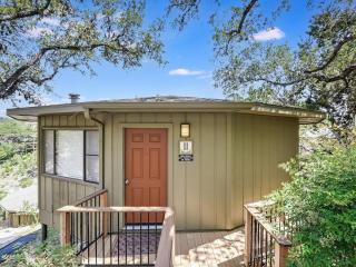 Romantic Treehouse Escape on Lake Travis, Hot Tub No 11 Engelman`s Daisy - 9