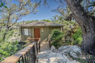 Romantic Treehouse Escape on Lake Travis, Hot Tub No 11 Engelman`s Daisy - 0