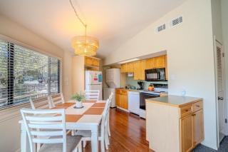 Romantic Treehouse Escape on Lake Travis, Hot Tub No 11 Engelman`s Daisy - 5