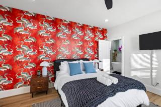 Luxury Rooftop Escape with Mini Golf & Movie Nights - Houston - 9