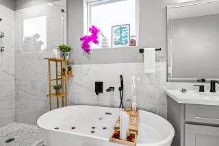 Luxury Rooftop Escape with Mini Golf & Movie Nights - Houston - 2