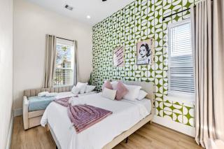 Luxury Rooftop Escape with Mini Golf & Movie Nights - Houston - 8
