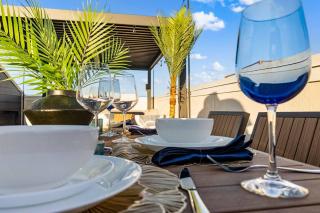 Luxury Rooftop Escape with Mini Golf & Movie Nights - Houston - 7