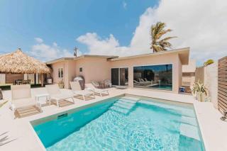 Palm Beach Villa, Pool, Playroom, Walk to Beach - 0