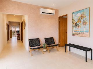 Palm Beach Villa, Pool, Playroom, Walk to Beach - 9