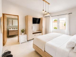 Palm Beach Villa, Pool, Playroom, Walk to Beach - 1