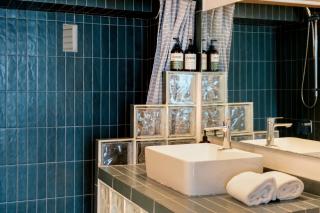 Stylish coastal condo with pool, private balcony & stunning ocean views - 6