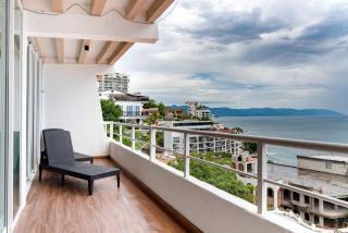 Stylish coastal condo with pool, private balcony & stunning ocean views - 5