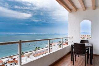 Stylish coastal condo with pool, private balcony & stunning ocean views - 4