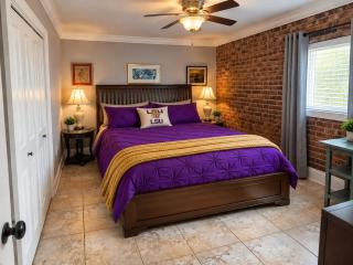 King bed TV - Tiger Stadium - Pool - Gated - Parking - 9