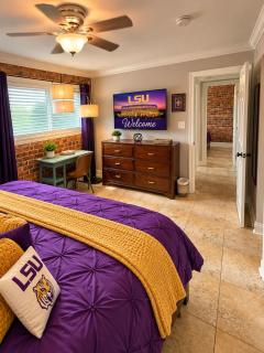 King bed TV - Tiger Stadium - Pool - Gated - Parking - 3