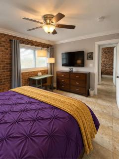 King bed TV - Tiger Stadium - Pool - Gated - Parking - 2
