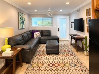 King bed TV - Tiger Stadium - Pool - Gated - Parking - 5