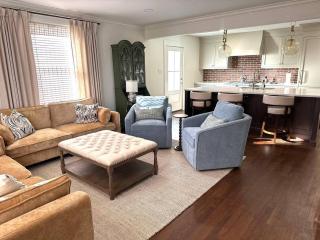 Luxury Apt- 3BR 2BA-Broadway BNB-Walk to Centre - 8