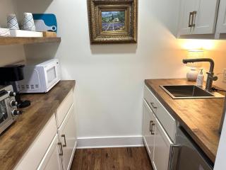 Luxury Apt- 3BR 2BA-Broadway BNB-Walk to Centre - 5