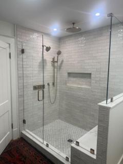 Luxury Apt- 3BR 2BA-Broadway BNB-Walk to Centre - 3