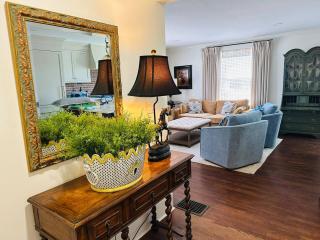 Luxury 2BR-1BA- Broadway BNB- Walk to Centre - 7