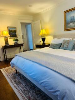 Luxury 2BR-1BA- Broadway BNB- Walk to Centre - 4