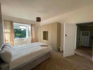 Spacious 3 Bed Home with Parking - Glasgow - 5