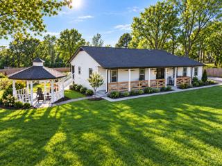 Luxury 3BR Pond View Home with Gameroom - 6