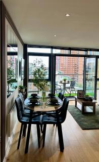 Luxury Riverside Balcony Retreat - City Centre - 8