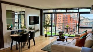 Luxury Riverside Balcony Retreat - City Centre - 9