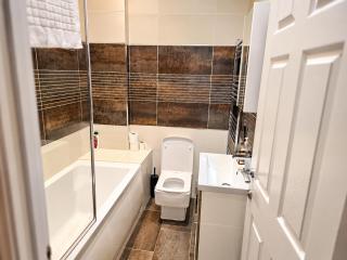 Cosy Leeds City Flat With Free Private Parking - 4