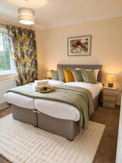 Chic 2-Bed Cambridge Home Sleeps 5 + Parking - 0