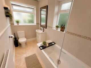 Chic 2-Bed Cambridge Home Sleeps 5 + Parking - 4