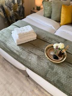 Chic 2-Bed Cambridge Home Sleeps 5 + Parking - 3