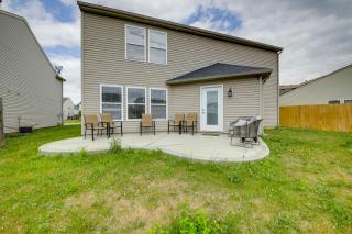 3 Living Areas & Community Pool: Camby Retreat - Plainfield - 9