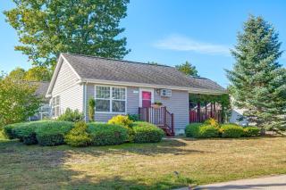 Charming Coastal Getaway in Wells, Maine - 0