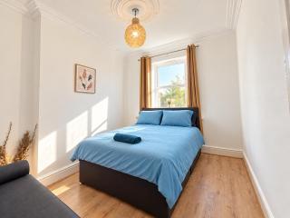 Family & Students Home for 10 with WiFi, Backyard & Free Parking near Central Doncaster & Station - 6