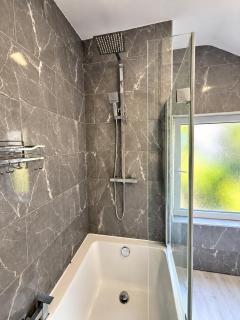 Contractors Home for 10 - with Fast WiFi, Garden, & Parking - near Doncaster Station & City Centre - 4