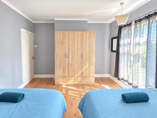 Family & Students Home for 10 with WiFi, Backyard & Free Parking near Central Doncaster & Station - 2
