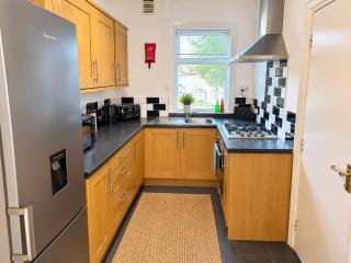 Family & Students Home for 10 with WiFi, Backyard & Free Parking near Central Doncaster & Station - 8