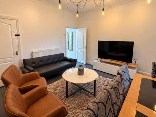 Family & Students Home for 10 with WiFi, Backyard & Free Parking near Central Doncaster & Station - 3