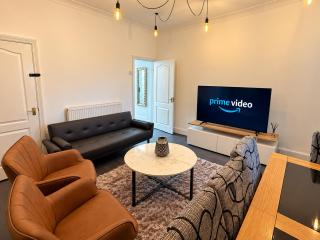 Contractors or Council Guests Stay for 9 with Kitchen, Bathtub & Free Parking near A638, Doncaster Railway Station & DRI - 0