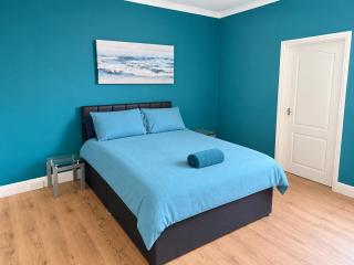 Family & Students Home for 10 with WiFi, Backyard & Free Parking near Central Doncaster & Station - 9