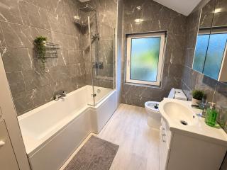 Family & Students Home for 10 with WiFi, Backyard & Free Parking near Central Doncaster & Station - 5