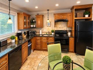 Gated - 5 min to Stadium - WD - Bedroom TV - Pool - 7