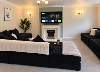 Modern 4 Bed Derby Home, Contractors, Families - 0