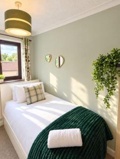Modern 4 Bed Derby Home, Contractors, Families - 3