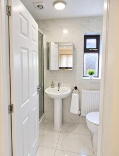 Modern 4 Bed Derby Home, Contractors, Families - 2