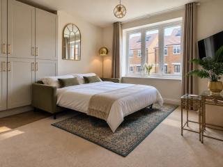 Bedford Near Universal UK Serviced Apartment, Sleeps 4, Parking - 6